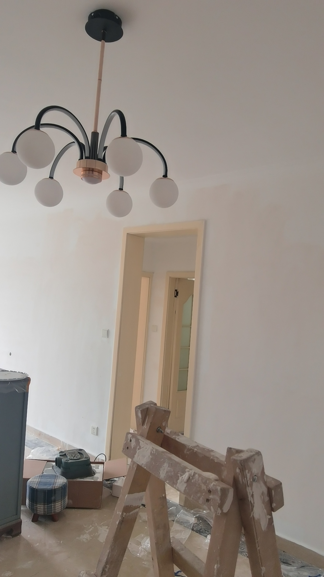 本人从事装修12年，熟悉装修各项流程工艺及疑难杂症，主营房屋美化，翻新改造，精装，免费设计，需要卖房前美化施工设计的联系我，需要翻新改造的联系我，免费设计，只挣点人工辛苦费，价格相当实惠，欢迎合作咨询