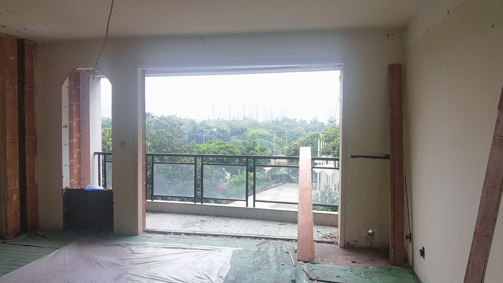 本人带团队，只赚点人工辛苦费，家装工装需要涂料工的找我，李师父13330699524