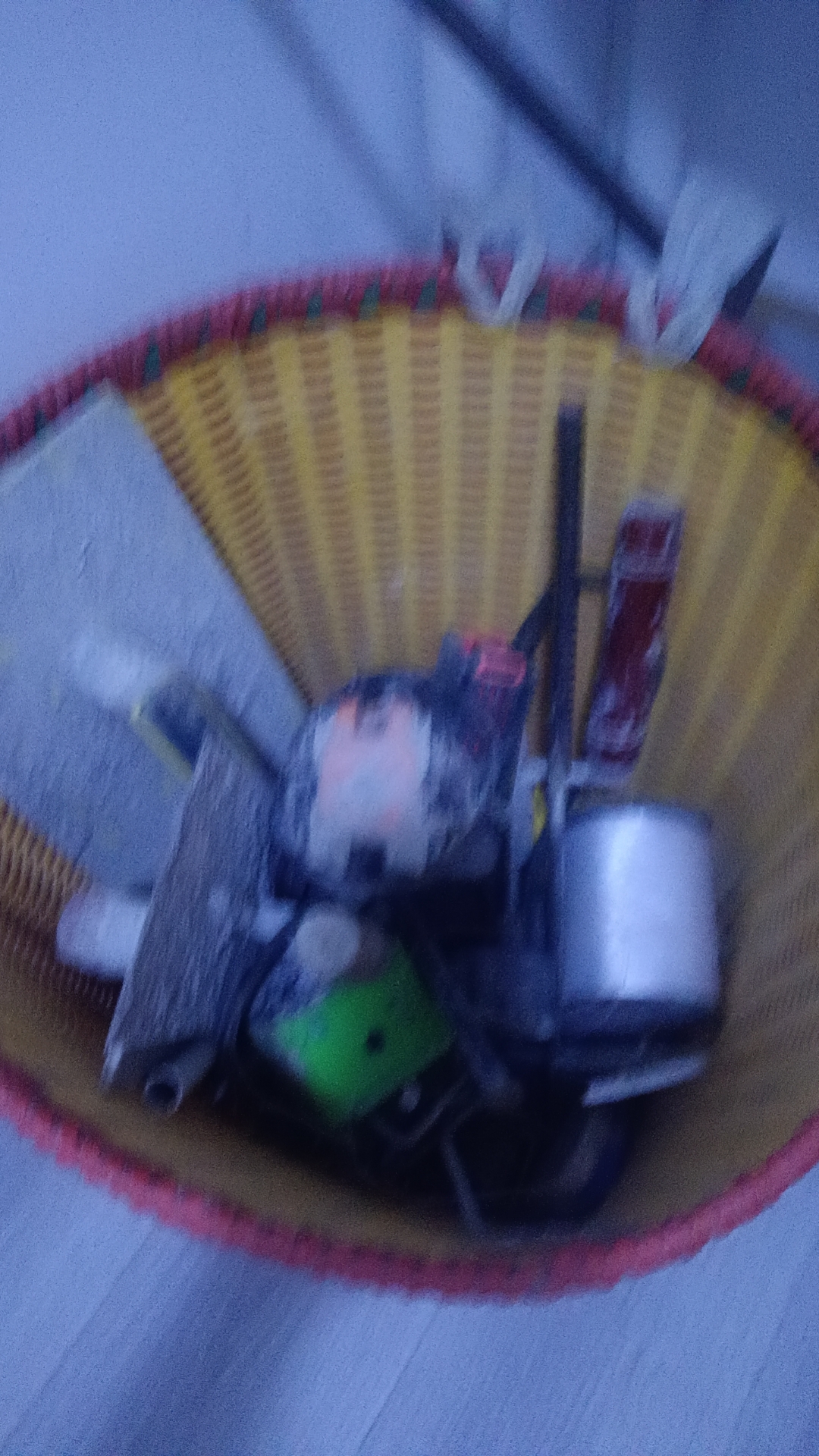 装修就找我，砌砖，抹灰，地平，贴砖，木工，水电，打撤。各种疑难杂症都可承接。，我是干活路的，不是串串翘脚老板，欢迎各位业主老板来电，15228846192，工作经验10年，成都装修了上百家，