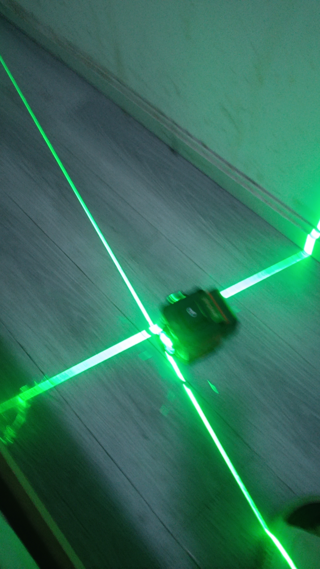 装修就找我，砌砖，抹灰，地平，贴砖，木工，水电，打撤。各种疑难杂症都可承接。，我是干活路的，不是串串翘脚老板，欢迎各位业主老板来电，15228846192，工作经验10年，成都装修了上百家，