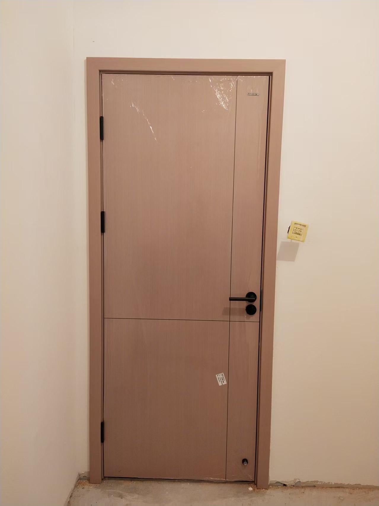 实木门安装现场