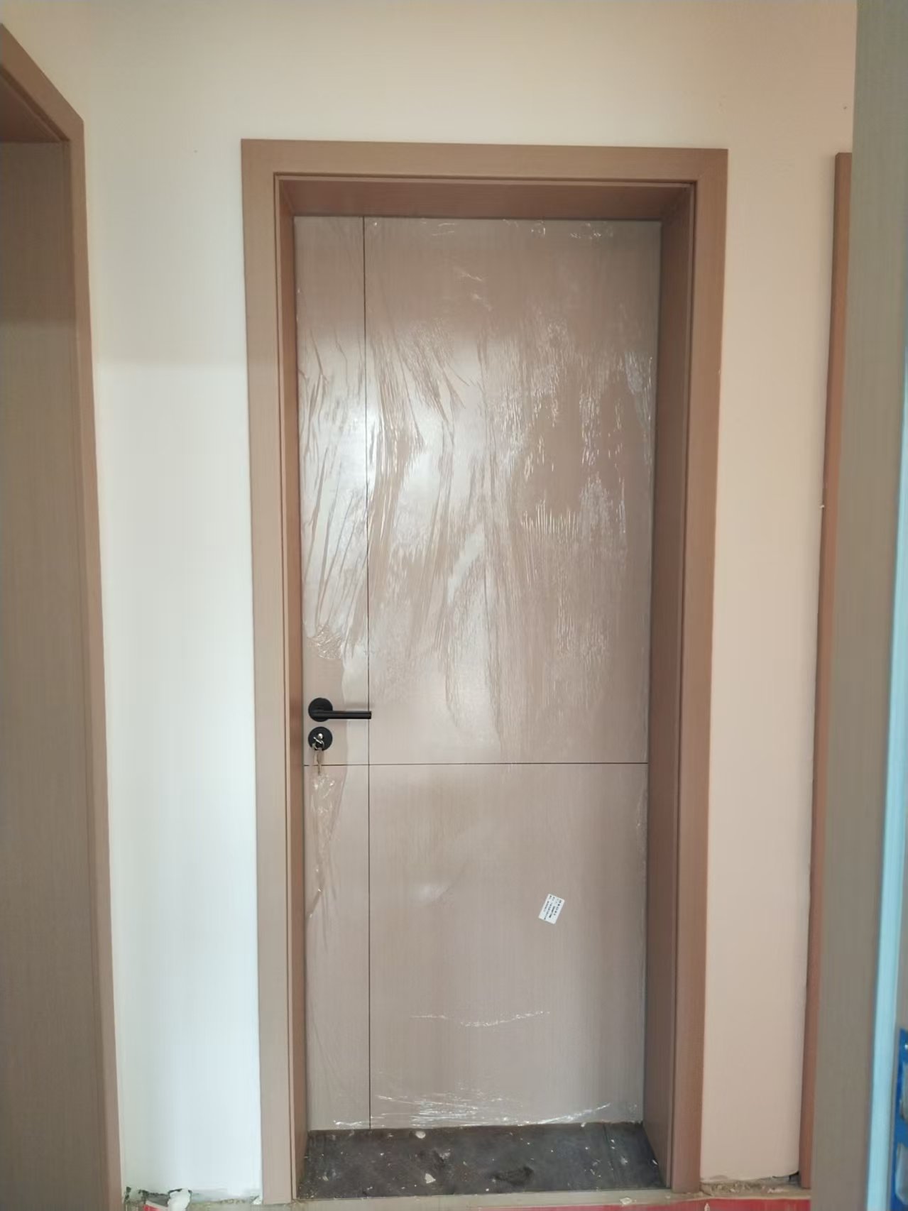 实木门安装现场