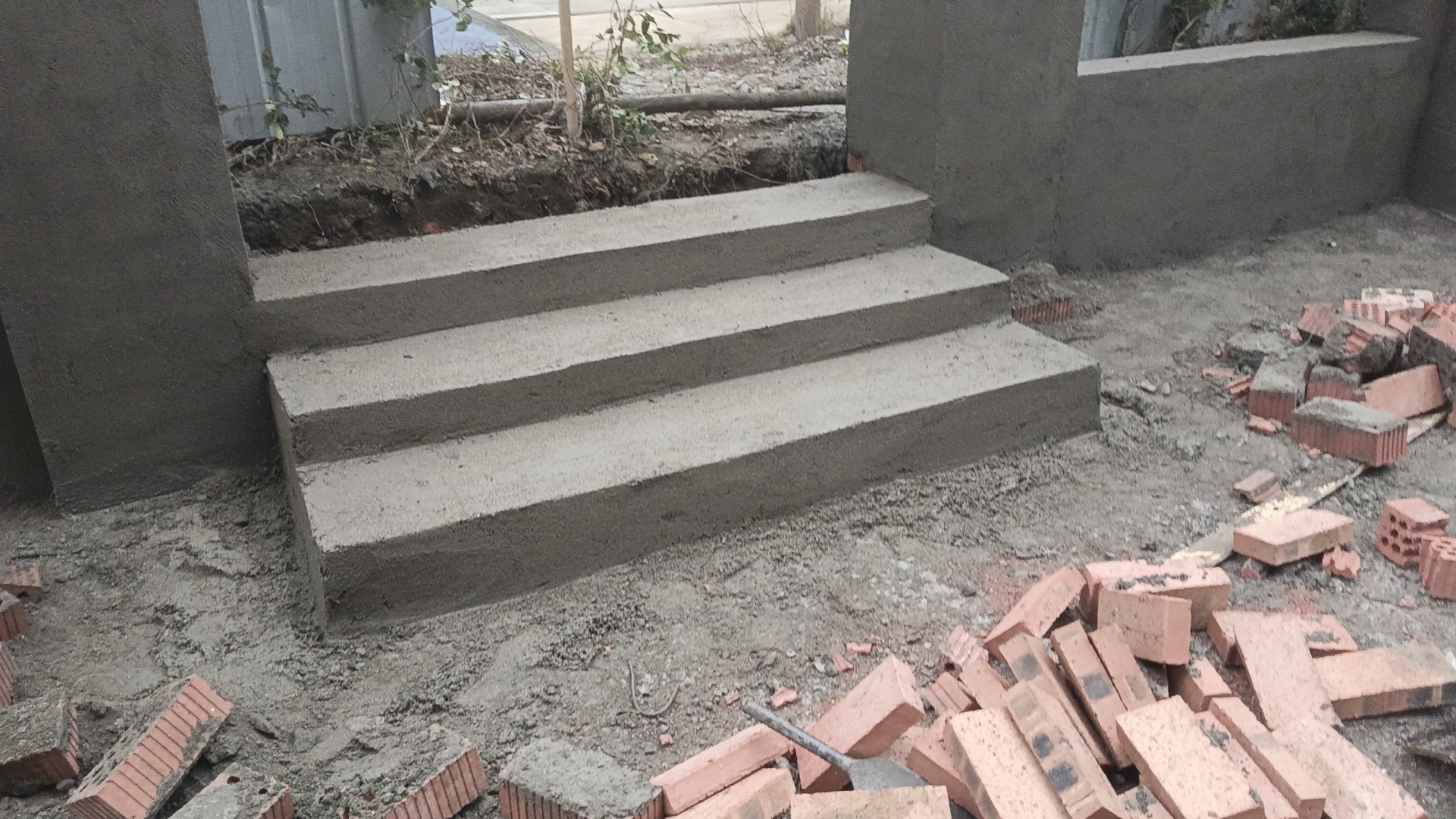 我在成都做装修十来年，职业技术学院毕业，找我装修就省心又剩钱，保质保量！关系来电15228846192