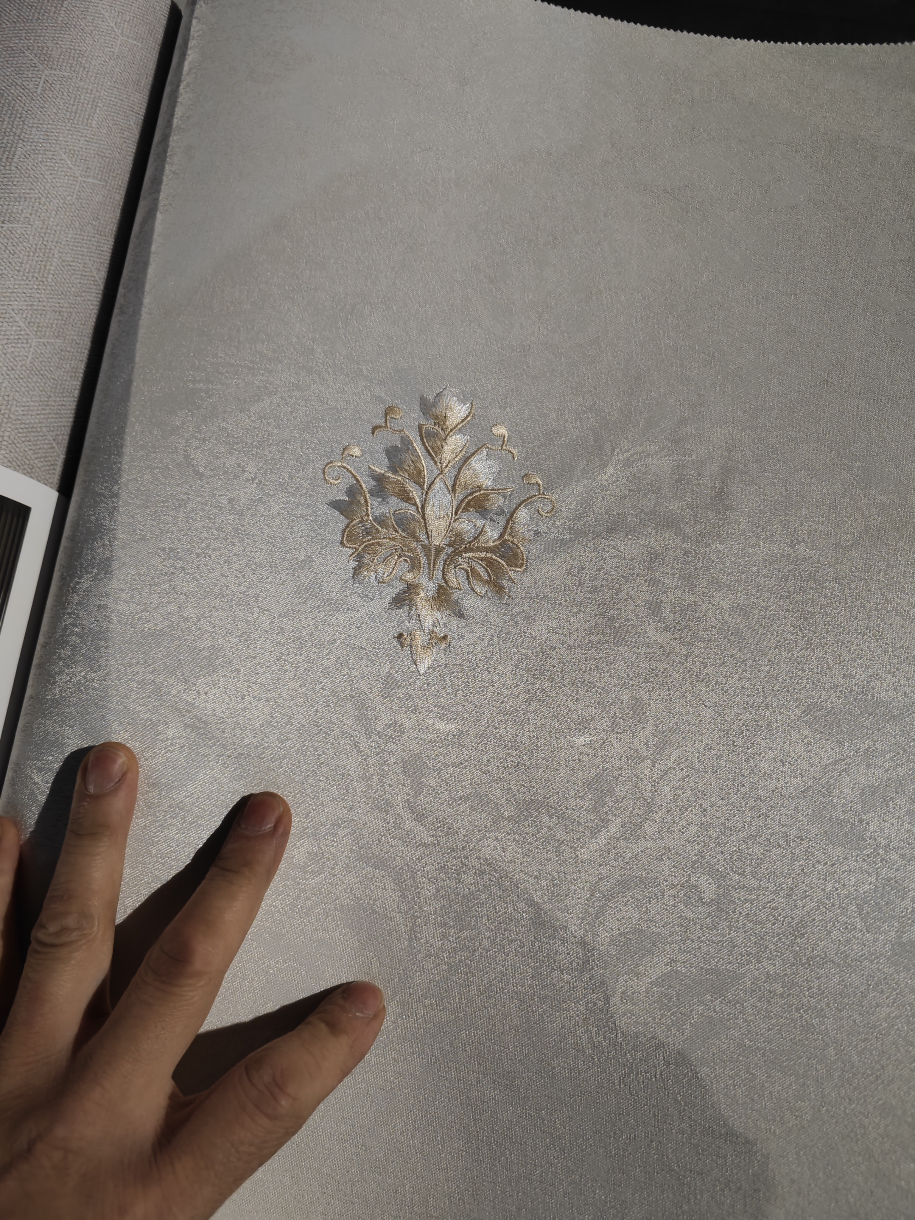 在成都专业旧房翻新贴墙布