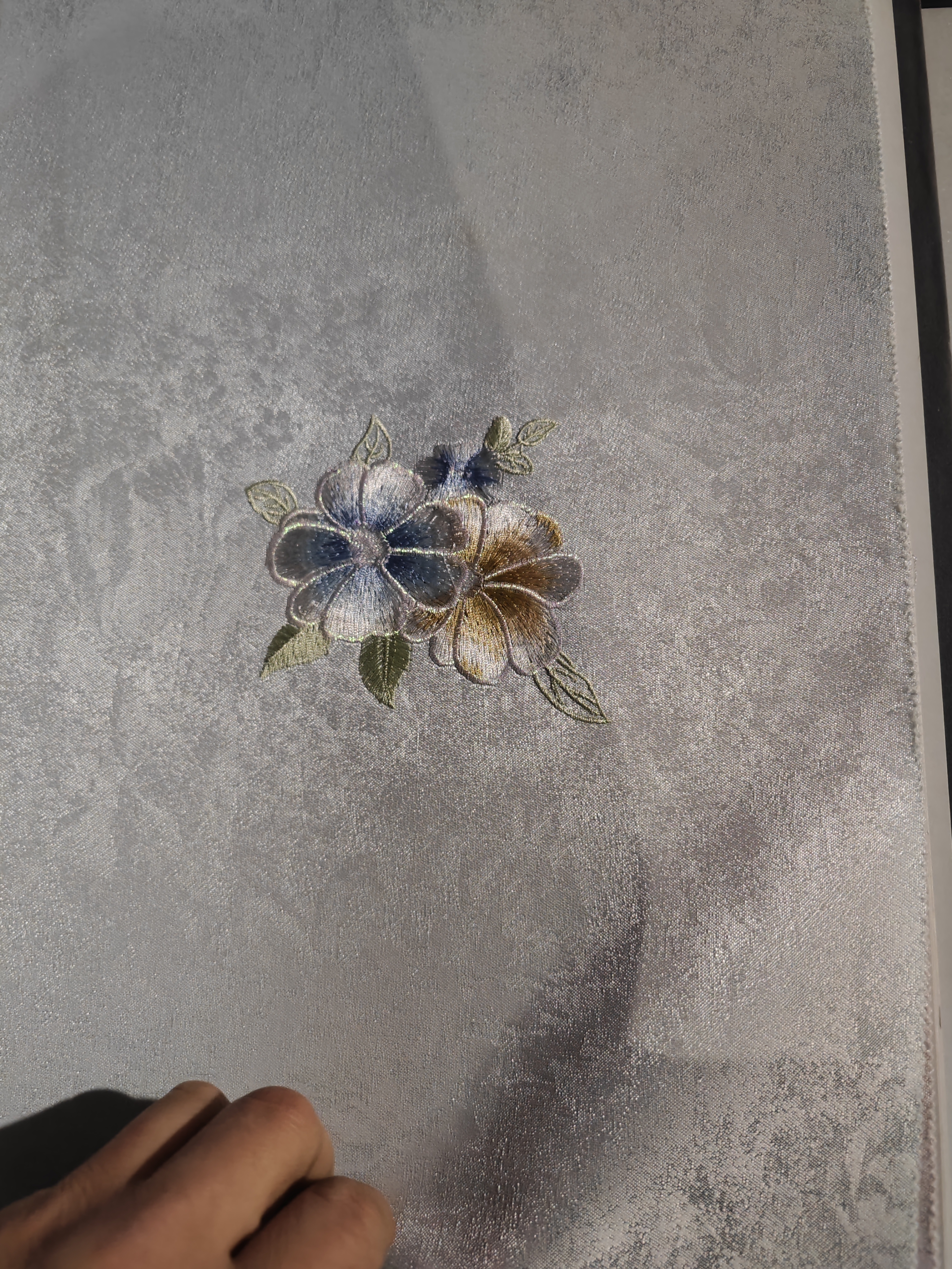 在成都专业旧房翻新贴墙布