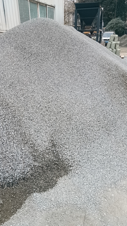 温江区周边配送水泥河沙红砖碳渣1一3石，米石，瓷砖胶，加气砖。