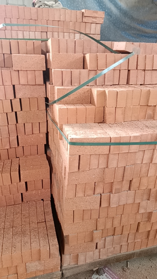 温江区周边配送水泥河沙红砖碳渣1一3石，米石，瓷砖胶，加气砖。