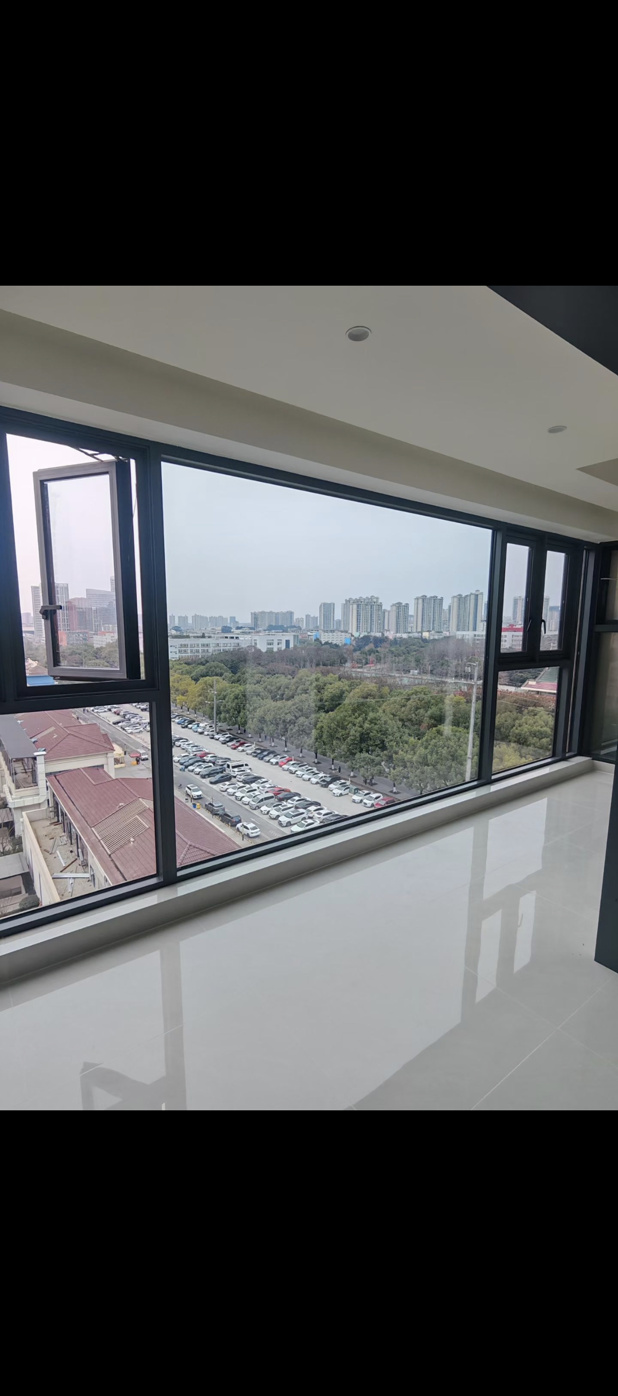 专业封阳台窗，做不锈钢业务，玻璃隔断，阳光棚卷帘门等业务