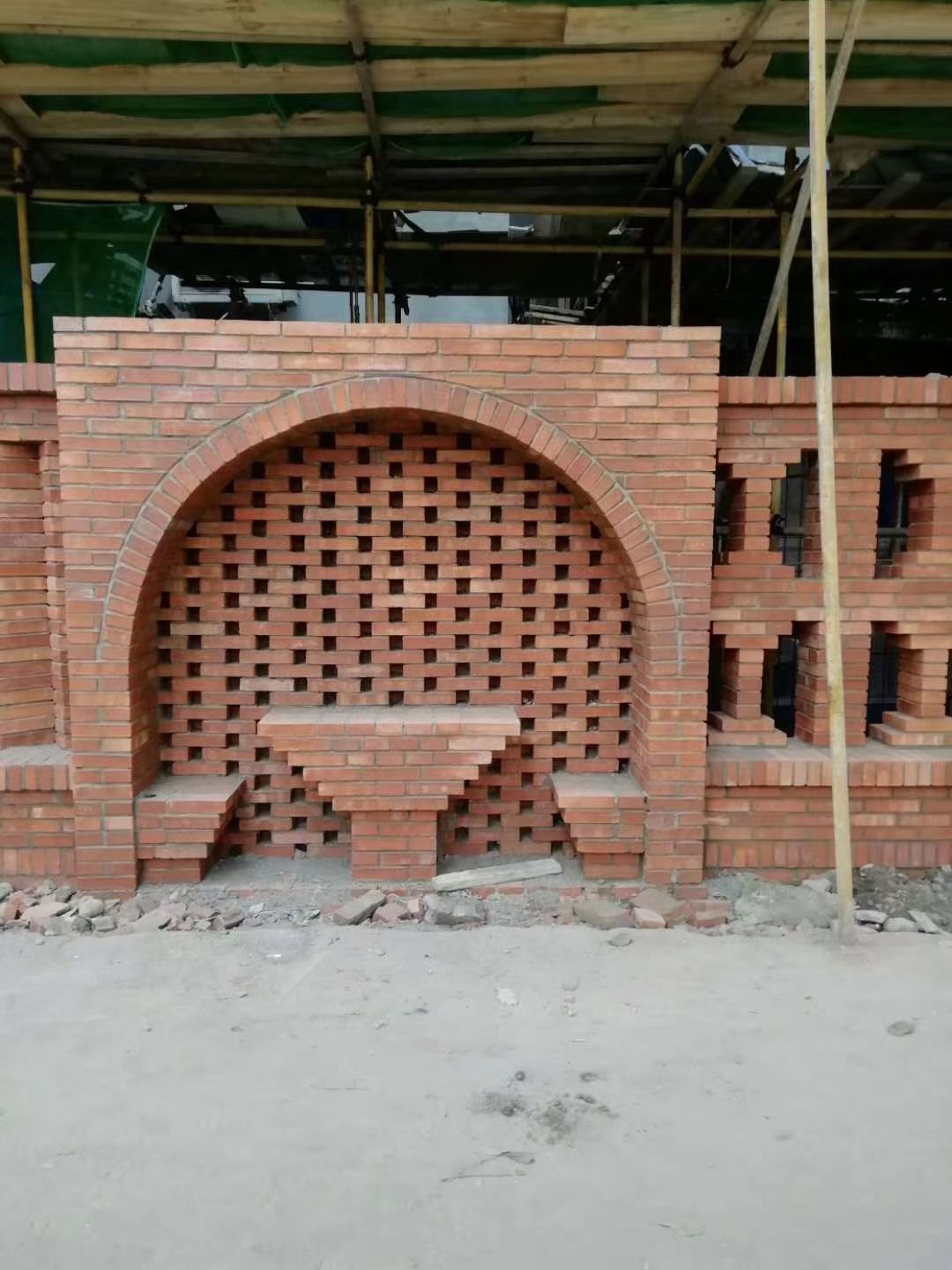 本团队以回成都，专业加气块，红砖隔墙，大量接单，大小平均可。工具齐全，包工包料，包平方都可以安排，。欢迎来电15228846192