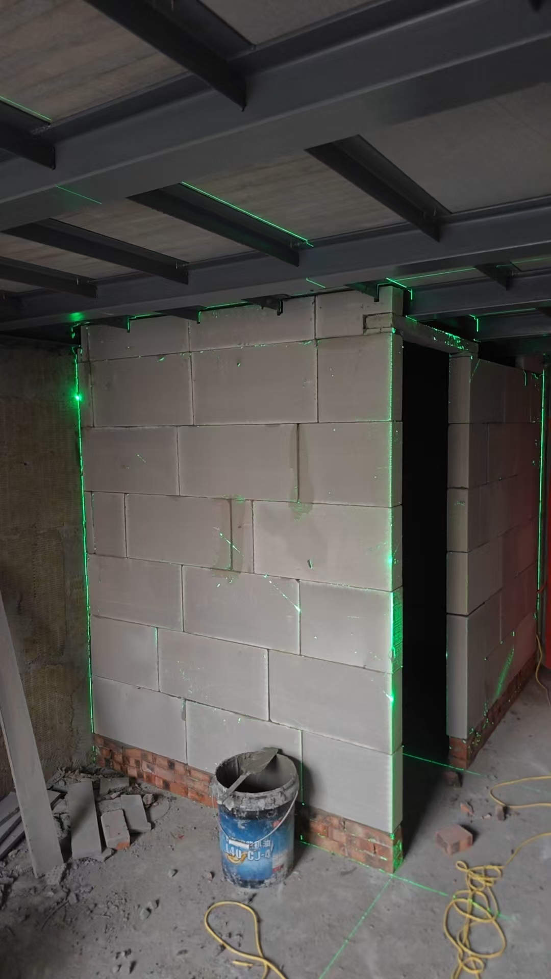 本团队以回成都，专业加气块，红砖隔墙，大量接单，大小平均可。工具齐全，包工包料，包平方都可以安排，。欢迎来电15228846192