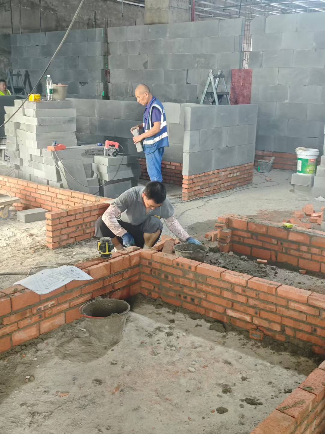 本团队以回成都，专业加气块，红砖隔墙，大量接单，大小平均可。工具齐全，包工包料，包平方都可以安排，。欢迎来电15228846192