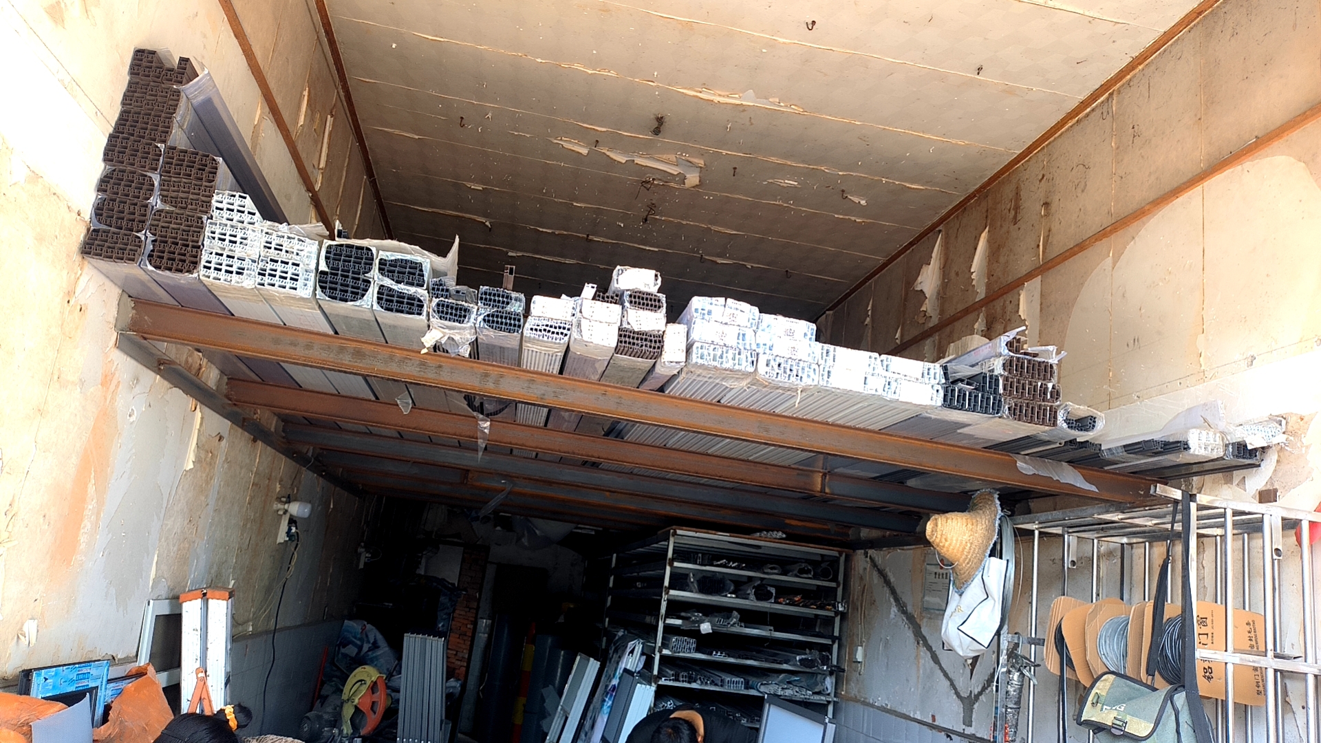 门窗，不锈钢防护栏，钢结构，防盗纱窗，各种窗户维修。