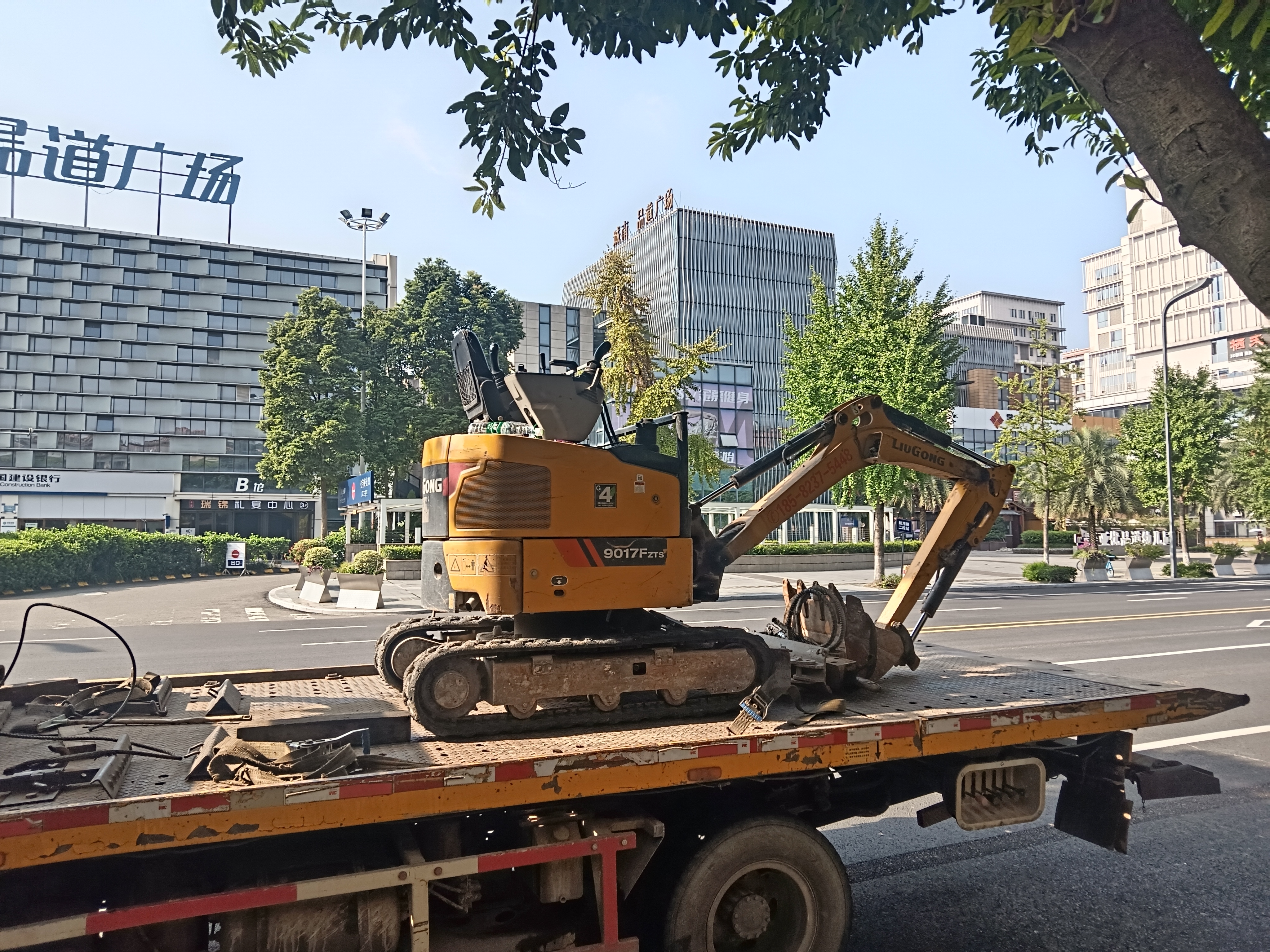 成都小型装载机出租、75轮式挖机出租、微挖出租、建筑垃圾清运、挖掘机械租赁