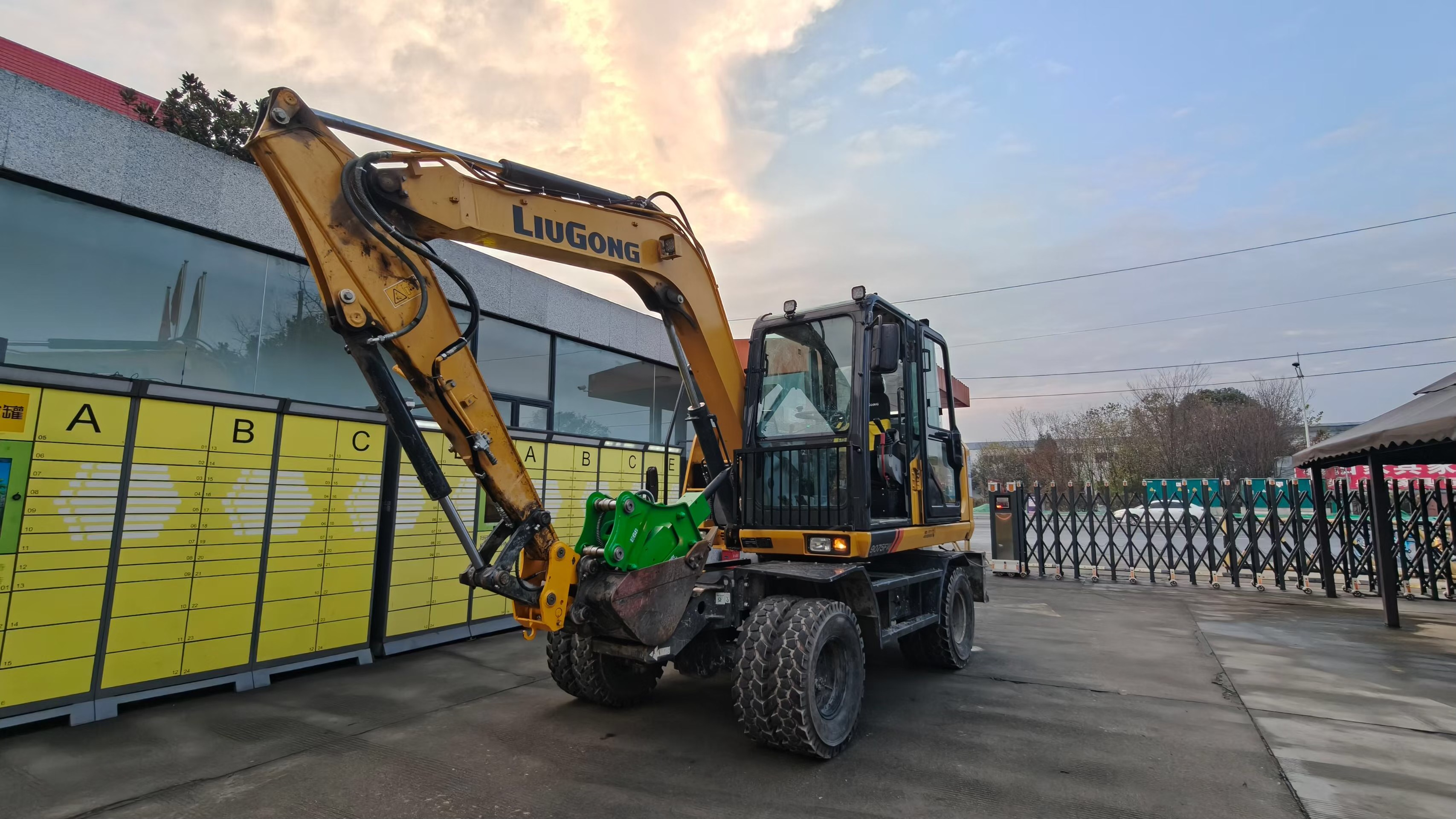 成都小型装载机出租、75轮式挖机出租、微挖出租、建筑垃圾清运、挖掘机械租赁