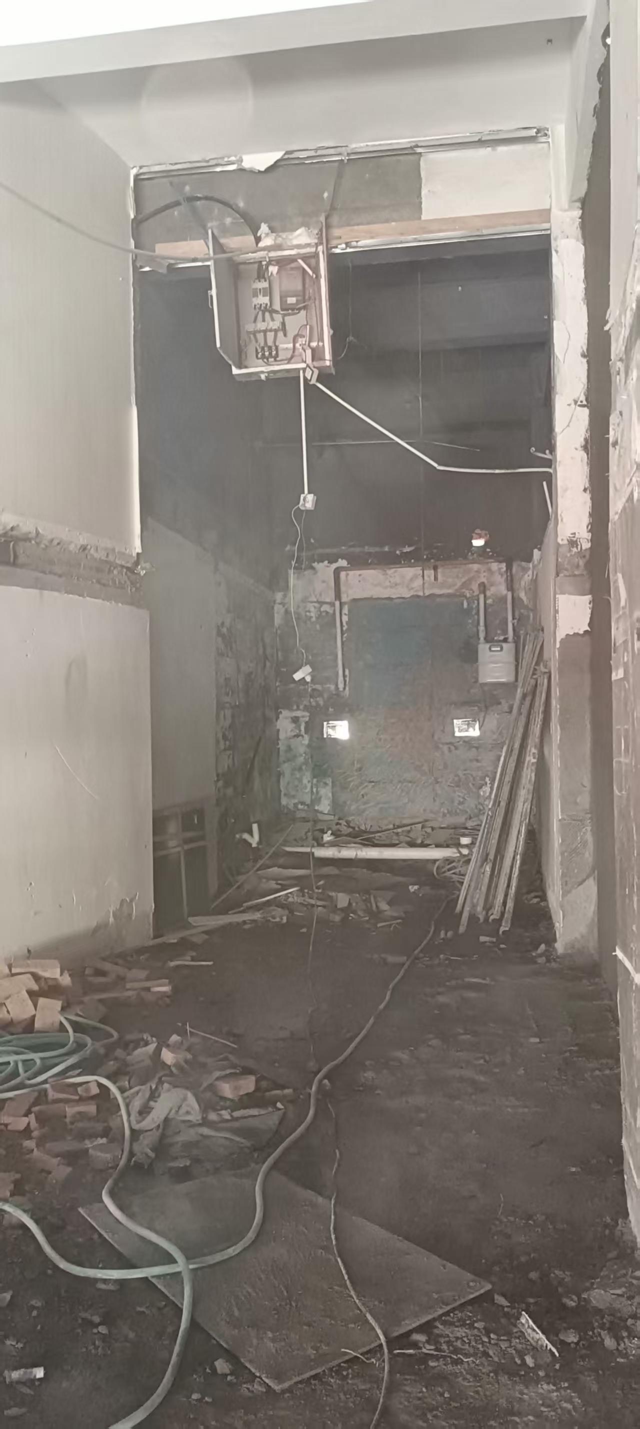 拆除砸墙清运
