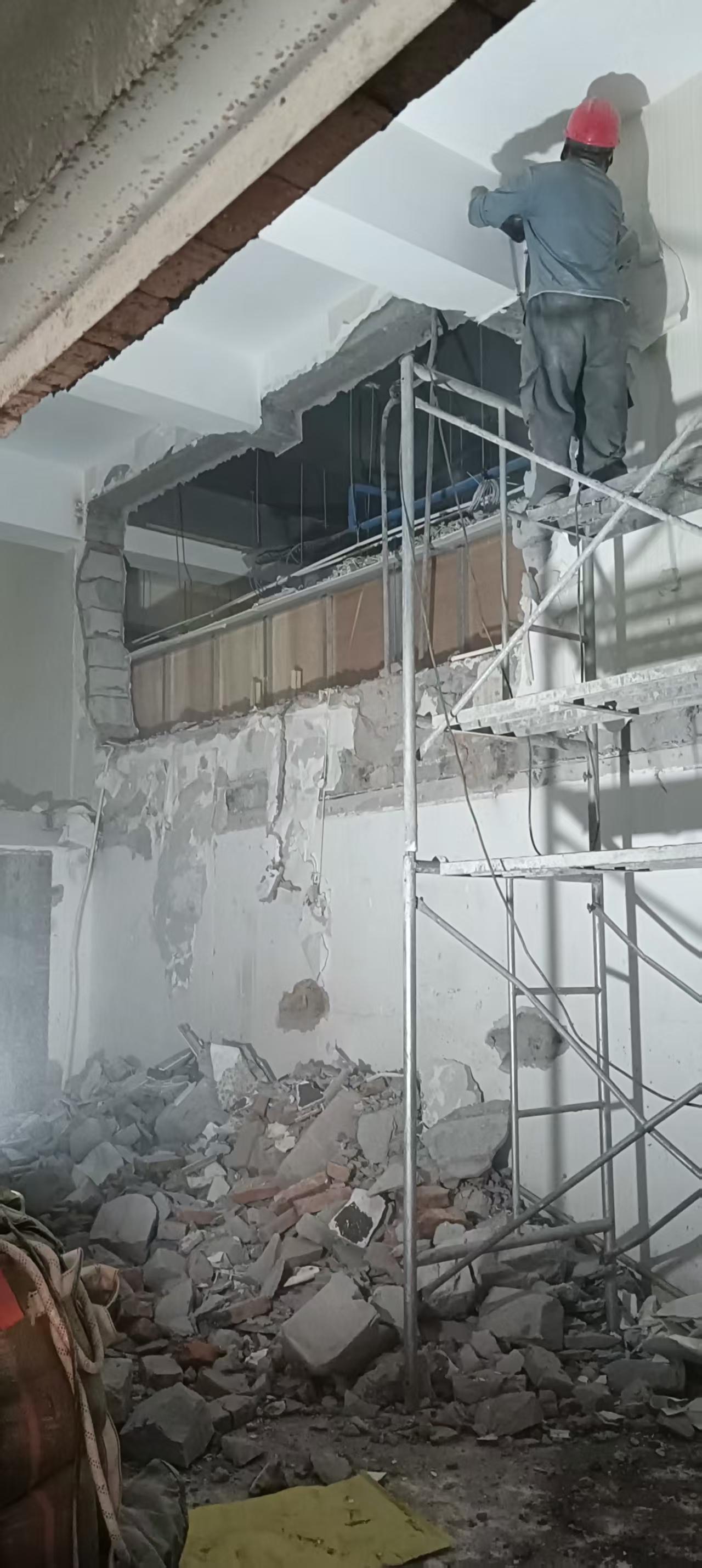 拆除砸墙清运